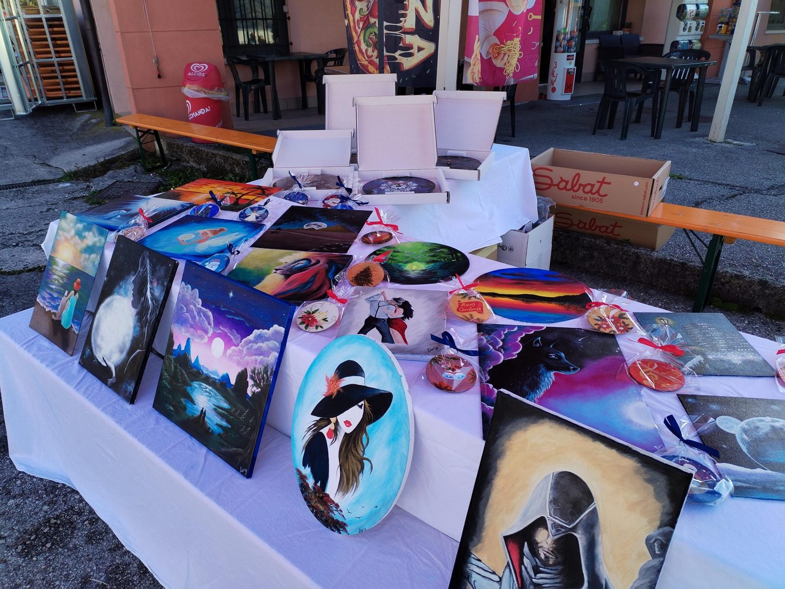 Le opere di Artedory esposte al mercatino: quadri, orologi e tele