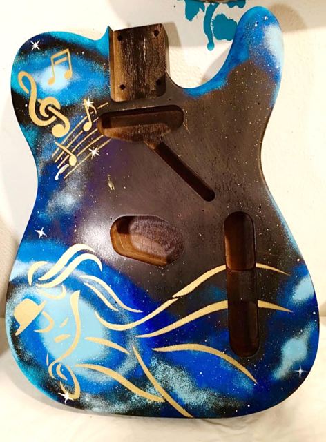 Corpo di chitarra blu con note musicali dorate