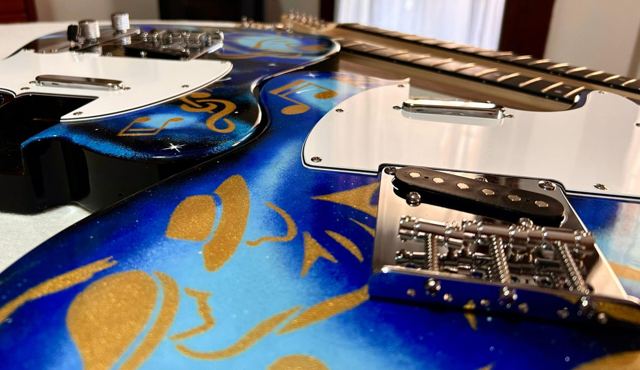 Chitarra dipinta con ponte e battipenna montati