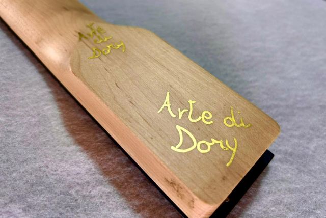 Firma Arte di Dory in oro sul manico della chitarra