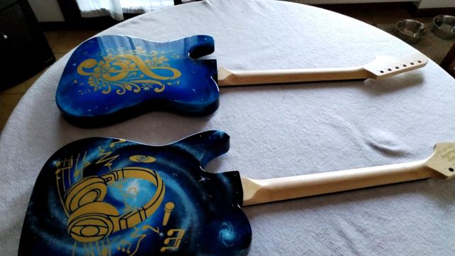 Due corpi di chitarra dipinti visti dall'alto