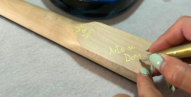 Dorianna firma Arte di Dory sul manico