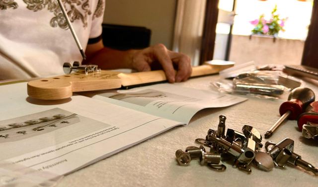 Montaggio delle meccaniche sulla paletta della chitarra