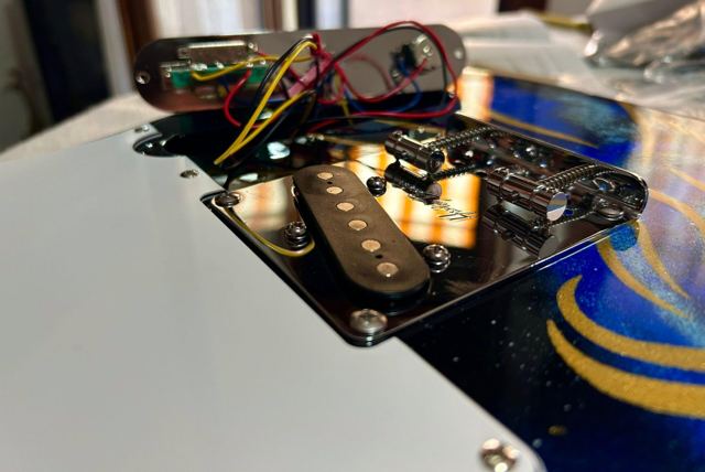 Pickup ed elettronica montati sulla chitarra dipinta