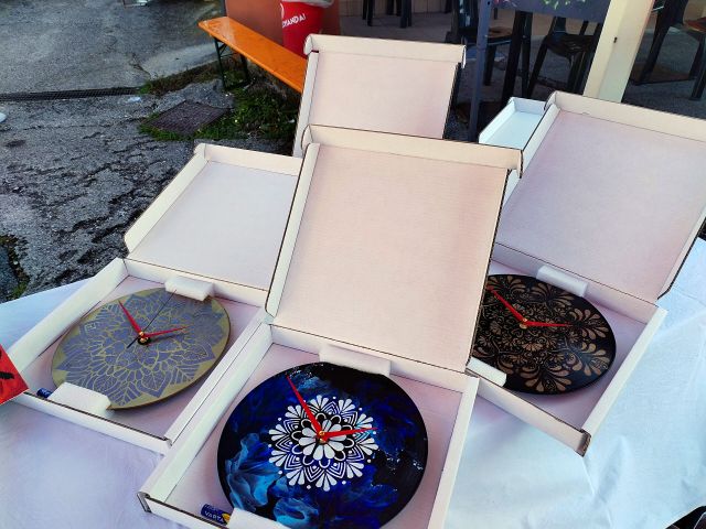 Pronti da regalare: orologio da parete dipinto a mano da Artedory