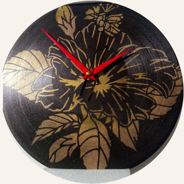 Fiori d'oro: orologio da parete dipinto a mano da Artedory