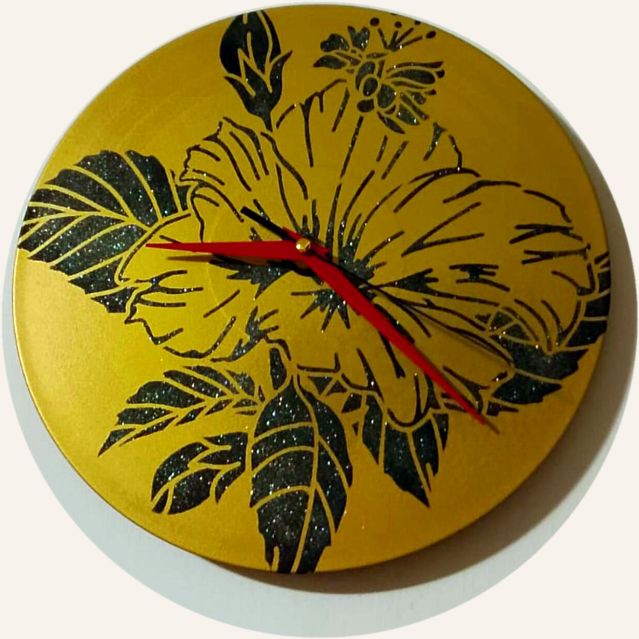 Ibisco su fondo giallo: orologio da parete dipinto a mano da Artedory