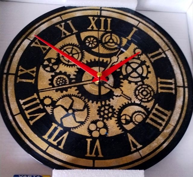 Orologio da parete con ingranaggi nero e oro dipinto a mano