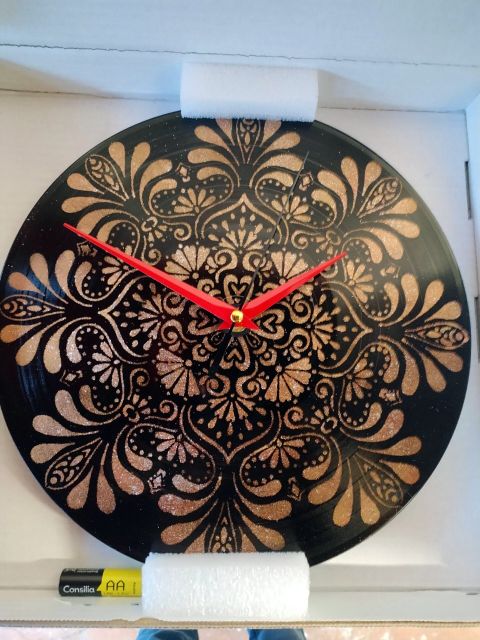 Mandala nero e dorato: orologio da parete dipinto a mano da Artedory