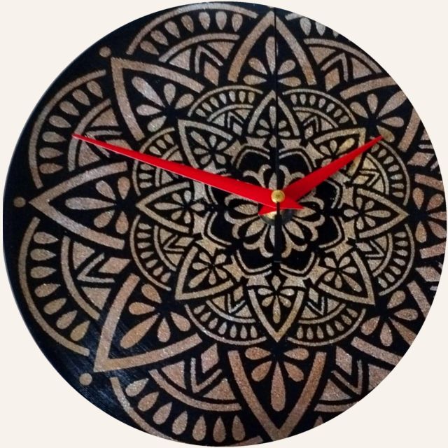 Mandala nero e oro: orologio da parete dipinto a mano da Artedory