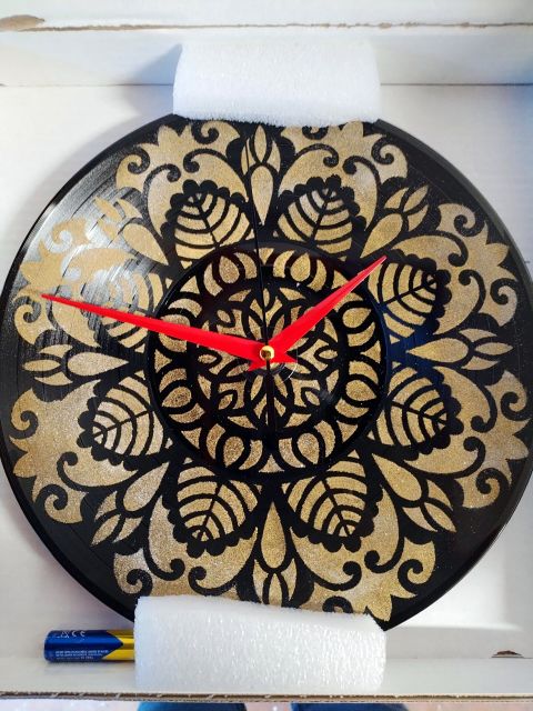 Mandala oro chiaro: orologio da parete dipinto a mano da Artedory