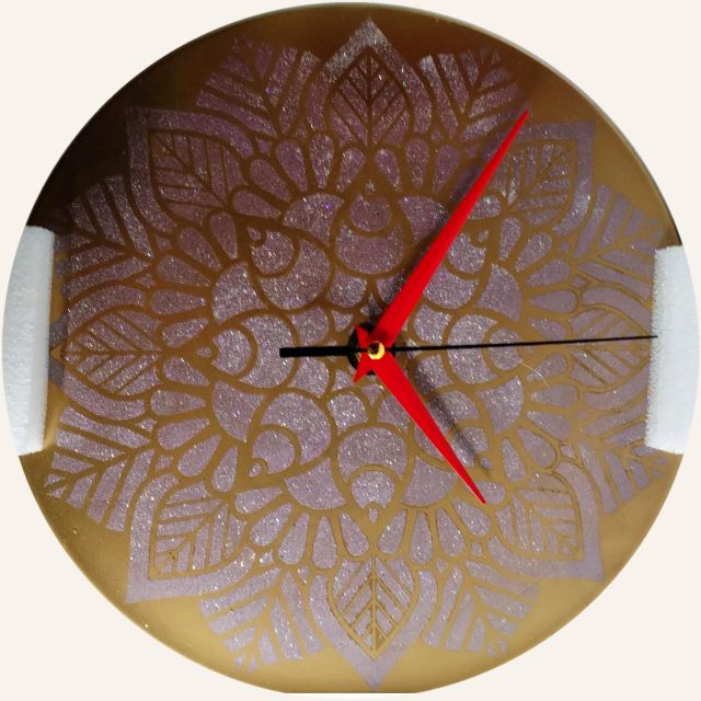 Mandala oro e lilla: orologio da parete dipinto a mano da Artedory