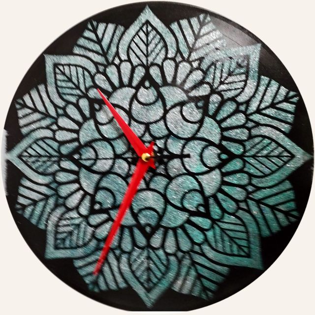 Mandala verde acqua: orologio da parete dipinto a mano da Artedory