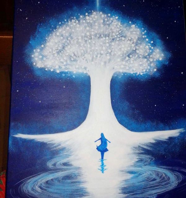 Grande albero luminoso che si riflette sull'acqua, con una piccola figura
