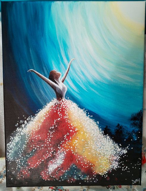 Ballerina con abito rosso di luce sotto un cielo blu