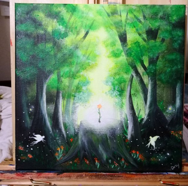 Grüner Wald mit kleinen Feen und einem Lichtpfad