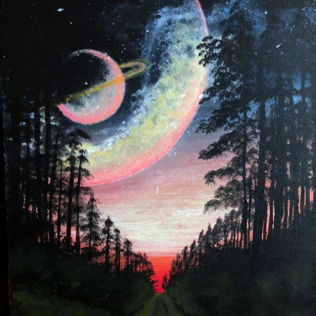 Bosco di notte con un pianeta nel cielo