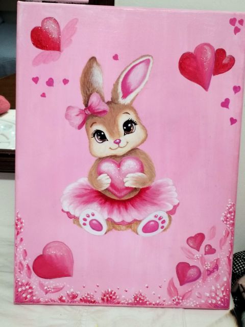 Conejita con tutú rosa entre corazones y mariposas