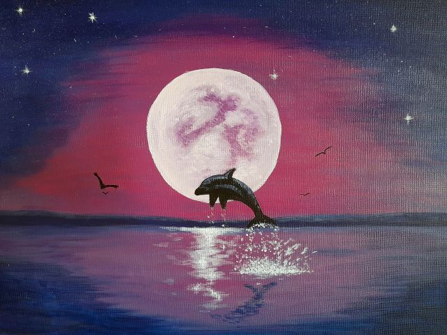 Delfino che salta davanti alla luna piena su un mare rosa e blu