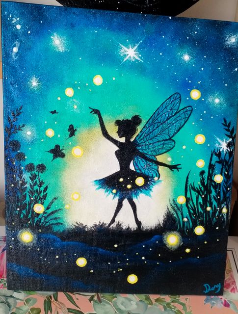 Silhouette di fatina che danza tra le lucciole su uno sfondo turchese