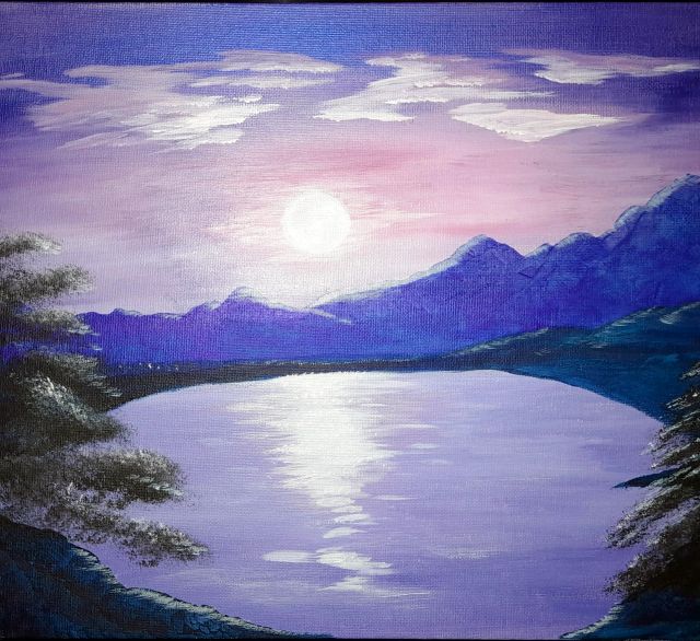 Lago tra montagne viola illuminato dalla luna