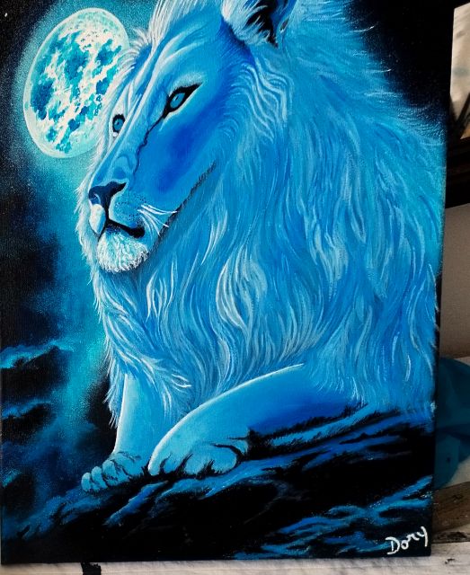 Leone azzurro e luminoso sotto la luna piena
