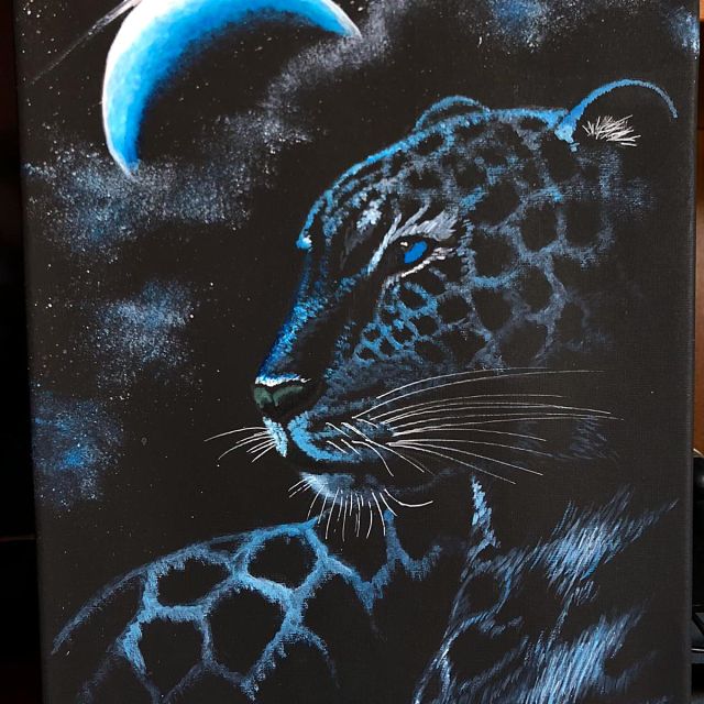 Leopardo azzurro sotto la falce di luna