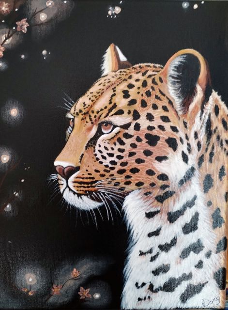 Leopardo dal manto maculato su uno sfondo scuro con piccole stelle