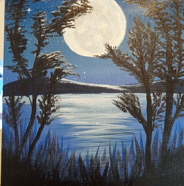 Luna piena che illumina un lago tra alberi scuri