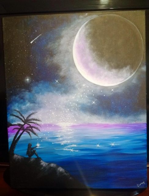 Grande luna che illumina il mare di notte