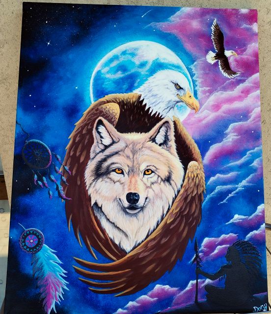 Lobo y águila con un atrapasueños bajo la luna, entre nubes violetas