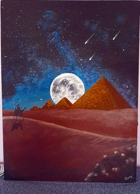 Piramidi sotto la luna piena nel deserto