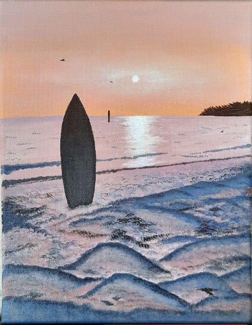 Tavola da surf sulla spiaggia al tramonto