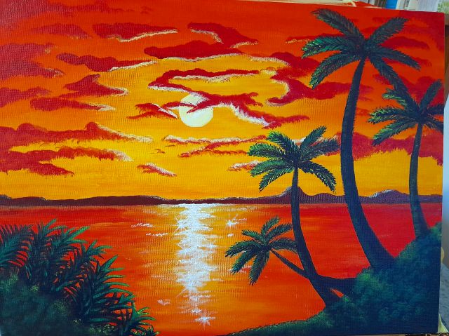 Tramonto arancio sul mare con palme