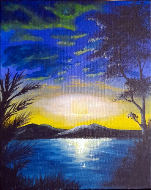 Tramonto giallo e blu su un lago con alberi