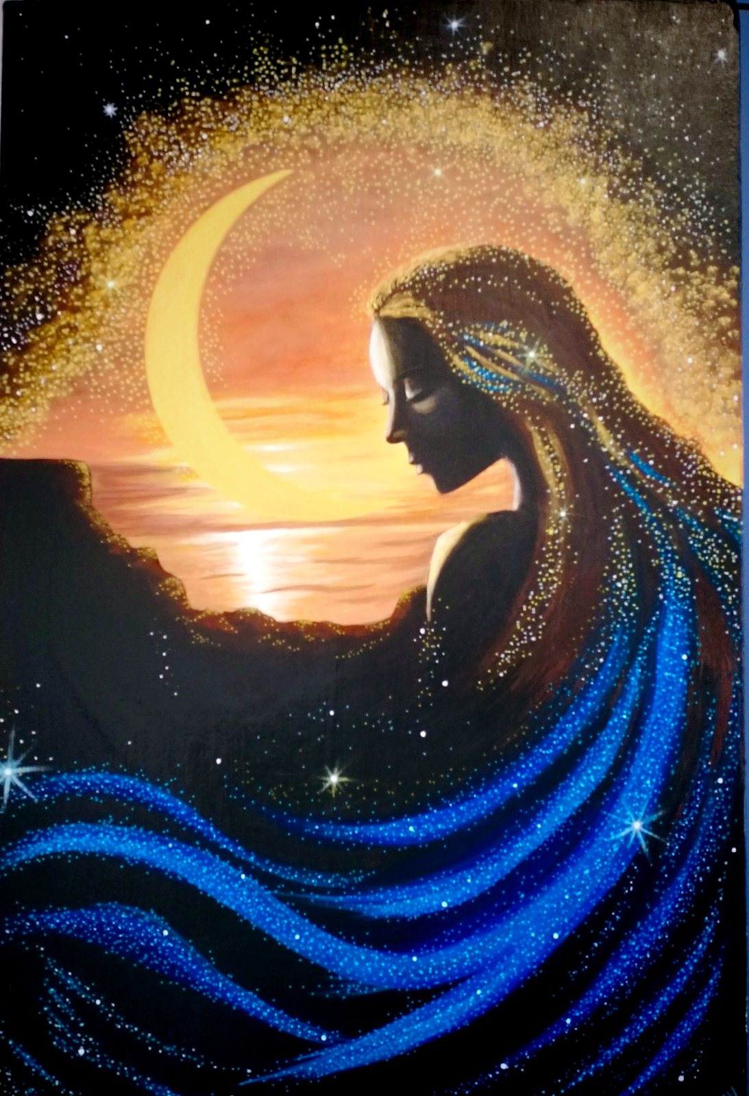 Profil de femme aux longs cheveux bleus devant une lune dorée – tableau d'Artedory