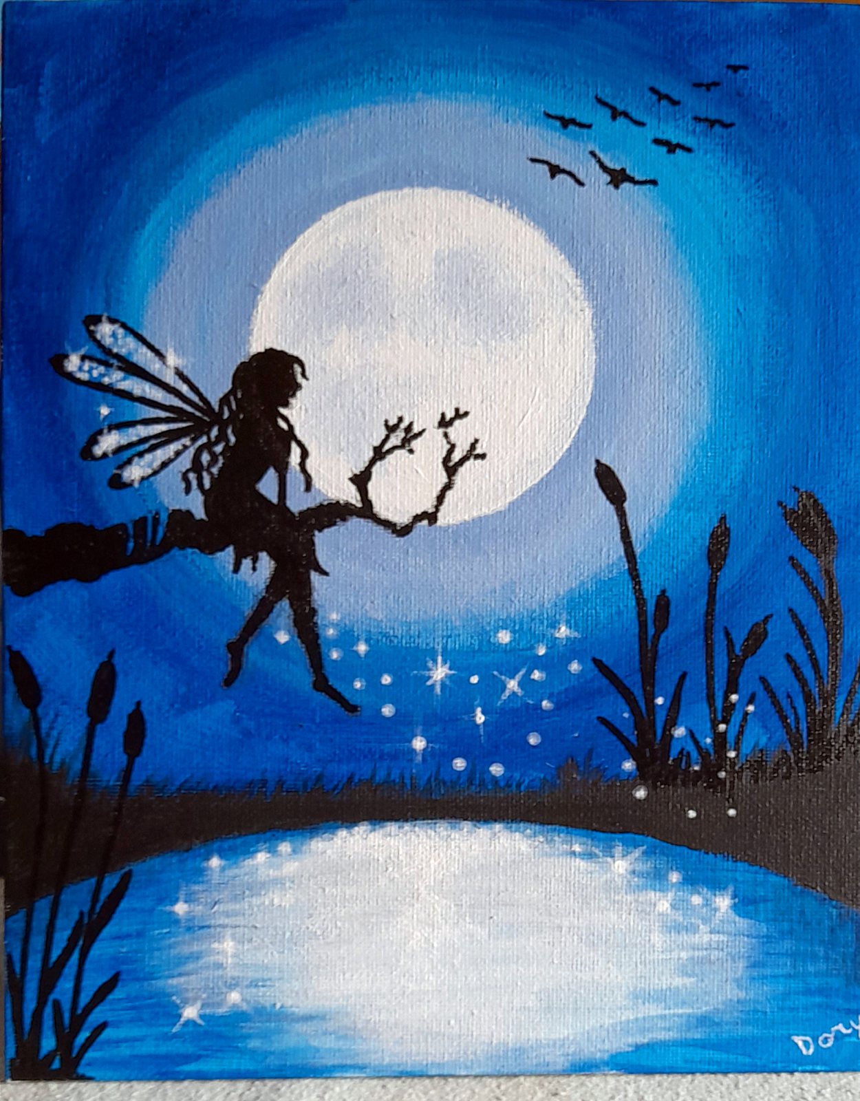 Fatina seduta su un ramo davanti alla luna piena riflessa nel lago – quadro di Artedory