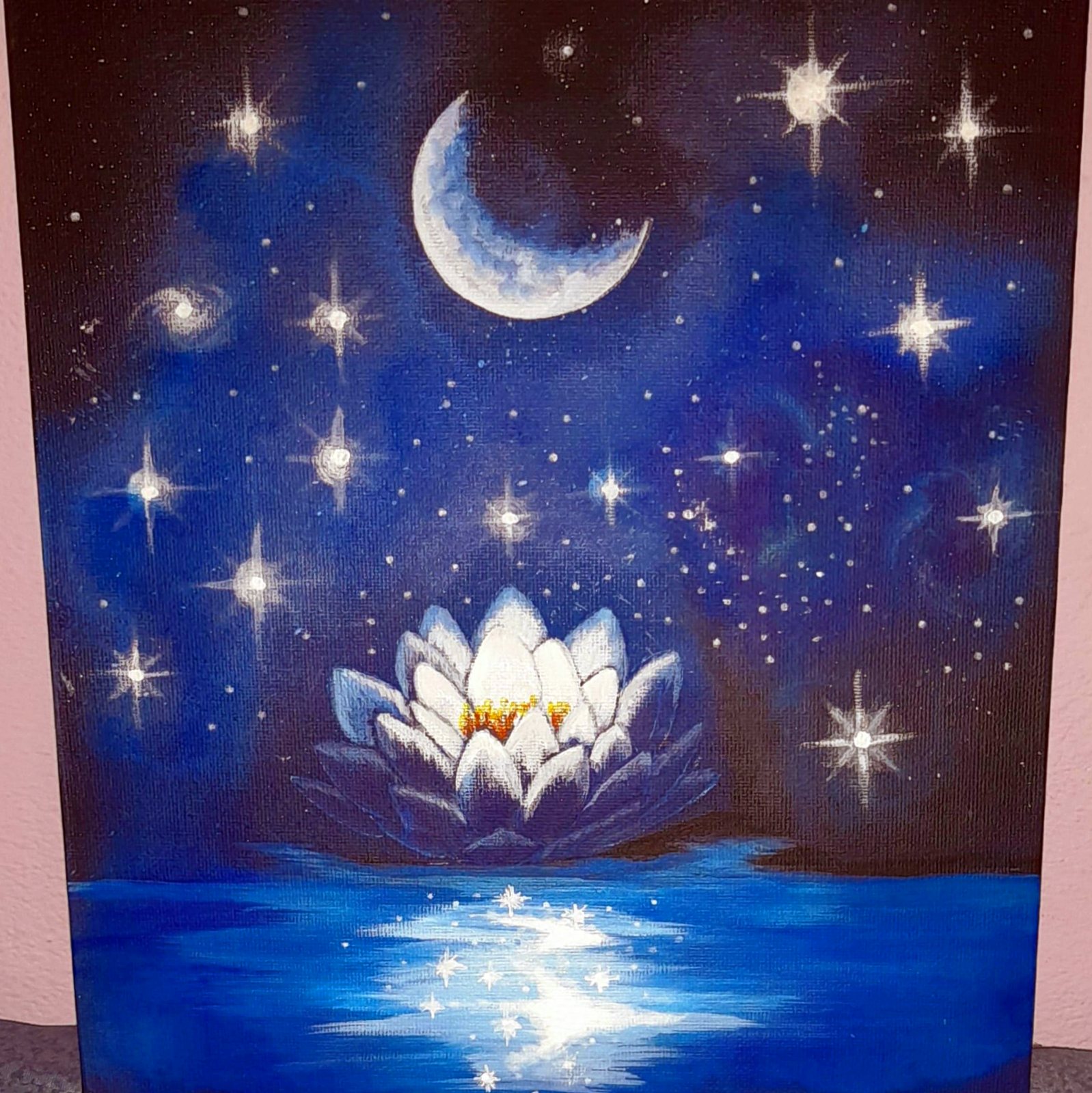 Flor de loto luminosa sobre el agua bajo la luna y las estrellas – cuadro de Artedory