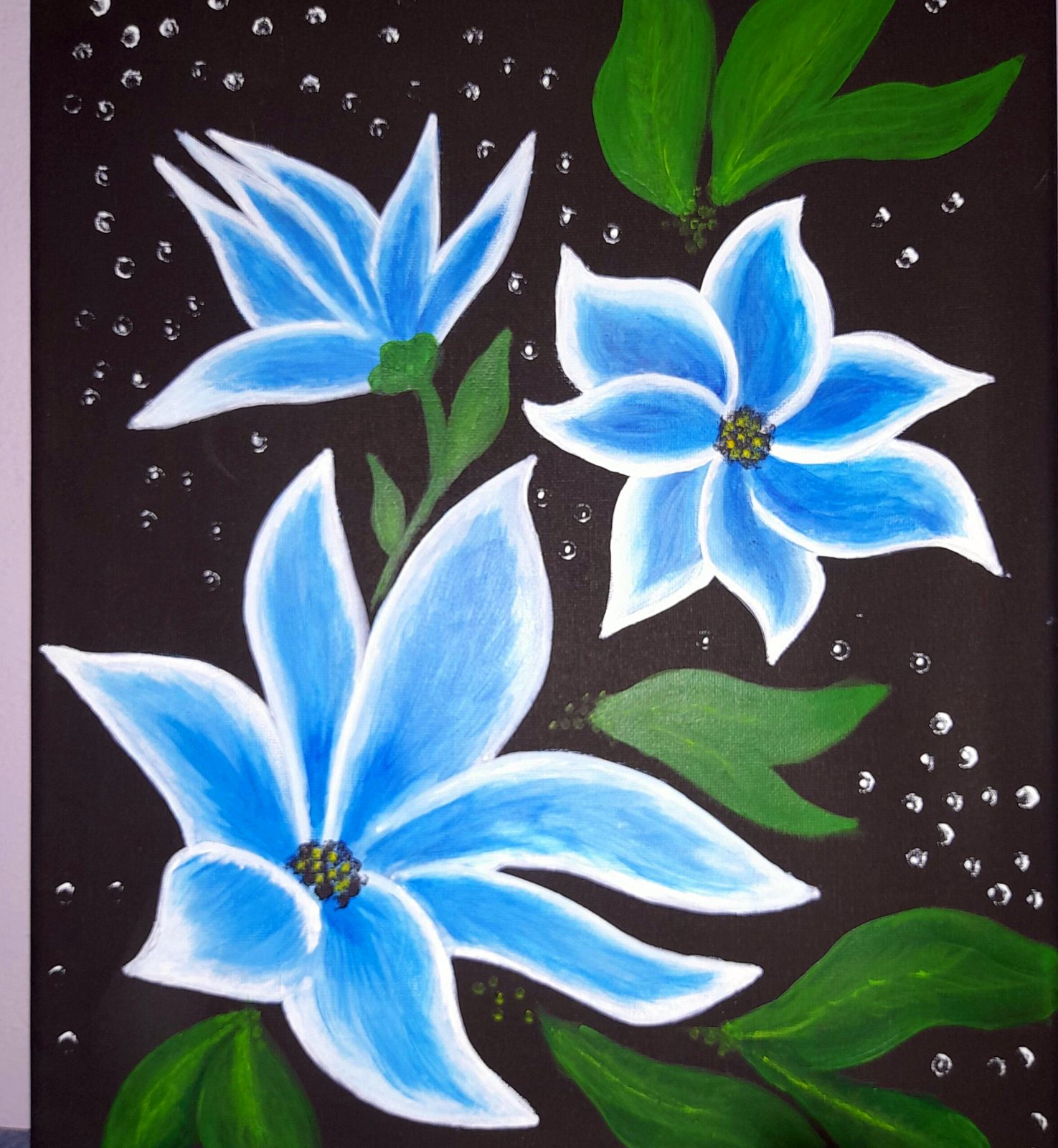 Grandes flores azules sobre fondo negro – cuadro de Artedory