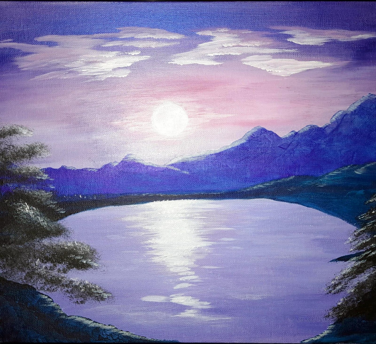 Lago tra montagne viola illuminato dalla luna – quadro di Artedory
