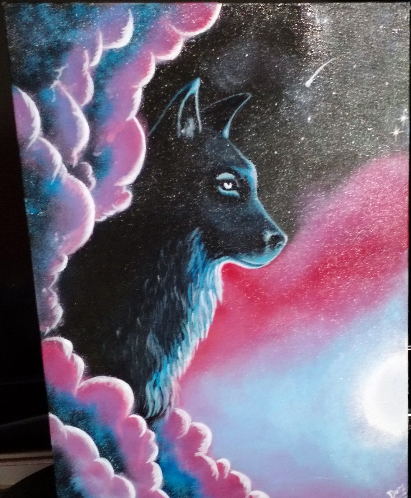 Schwarzer Wolf zwischen rosa und blauen Wolken – Bild von Artedory