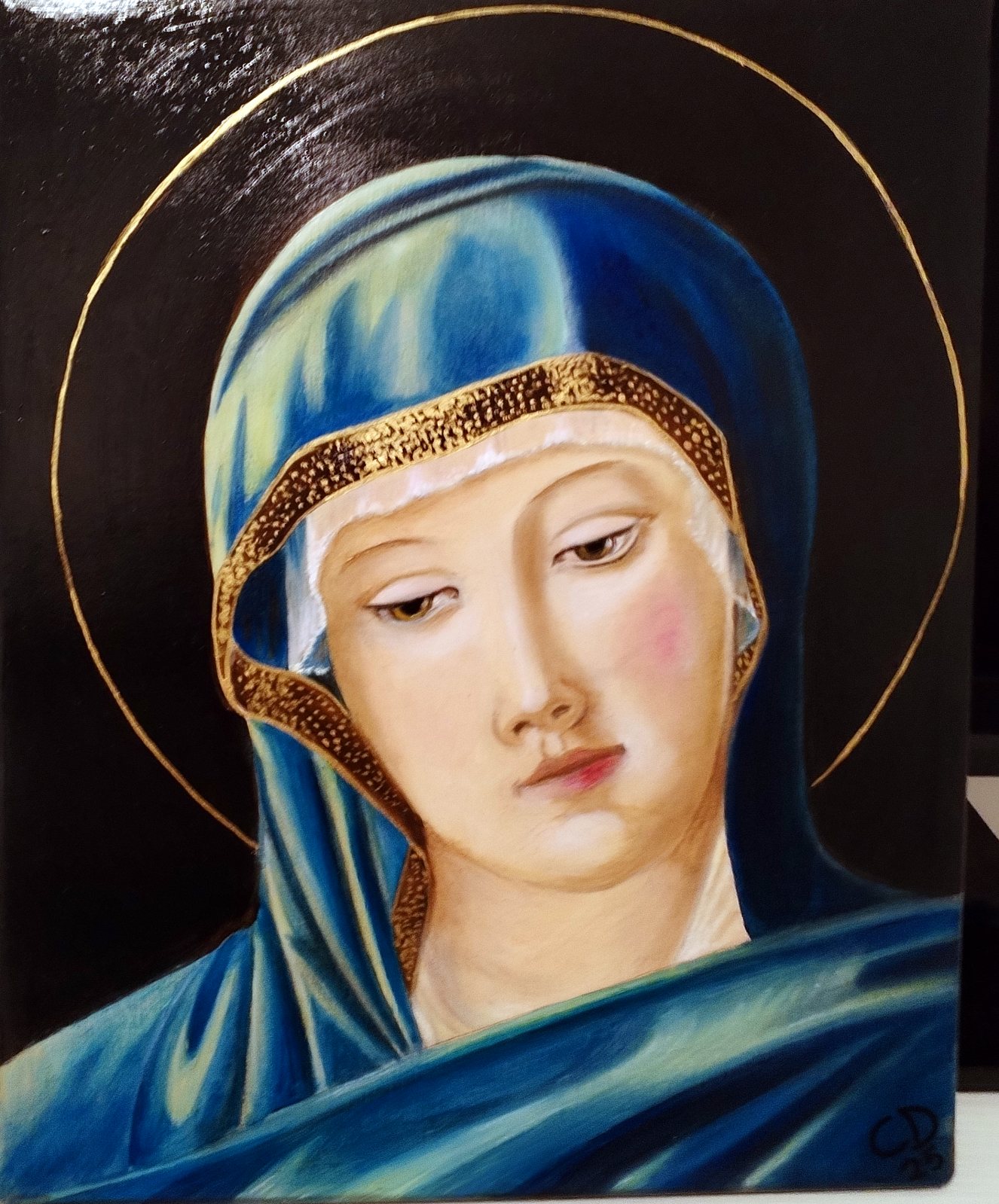 Gesicht der Madonna mit blauem Schleier und goldenem Heiligenschein – Bild von Artedory