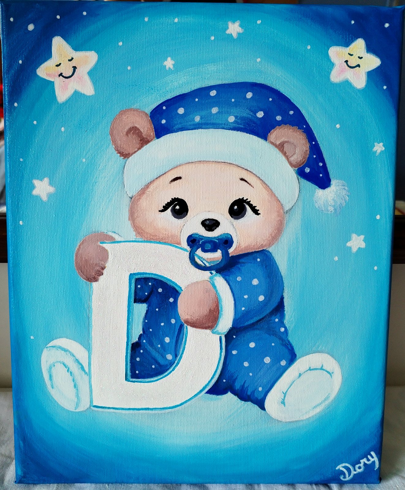 Orsetto con cappellino blu e ciuccio che abbraccia l'iniziale del bambino – quadro di Artedory