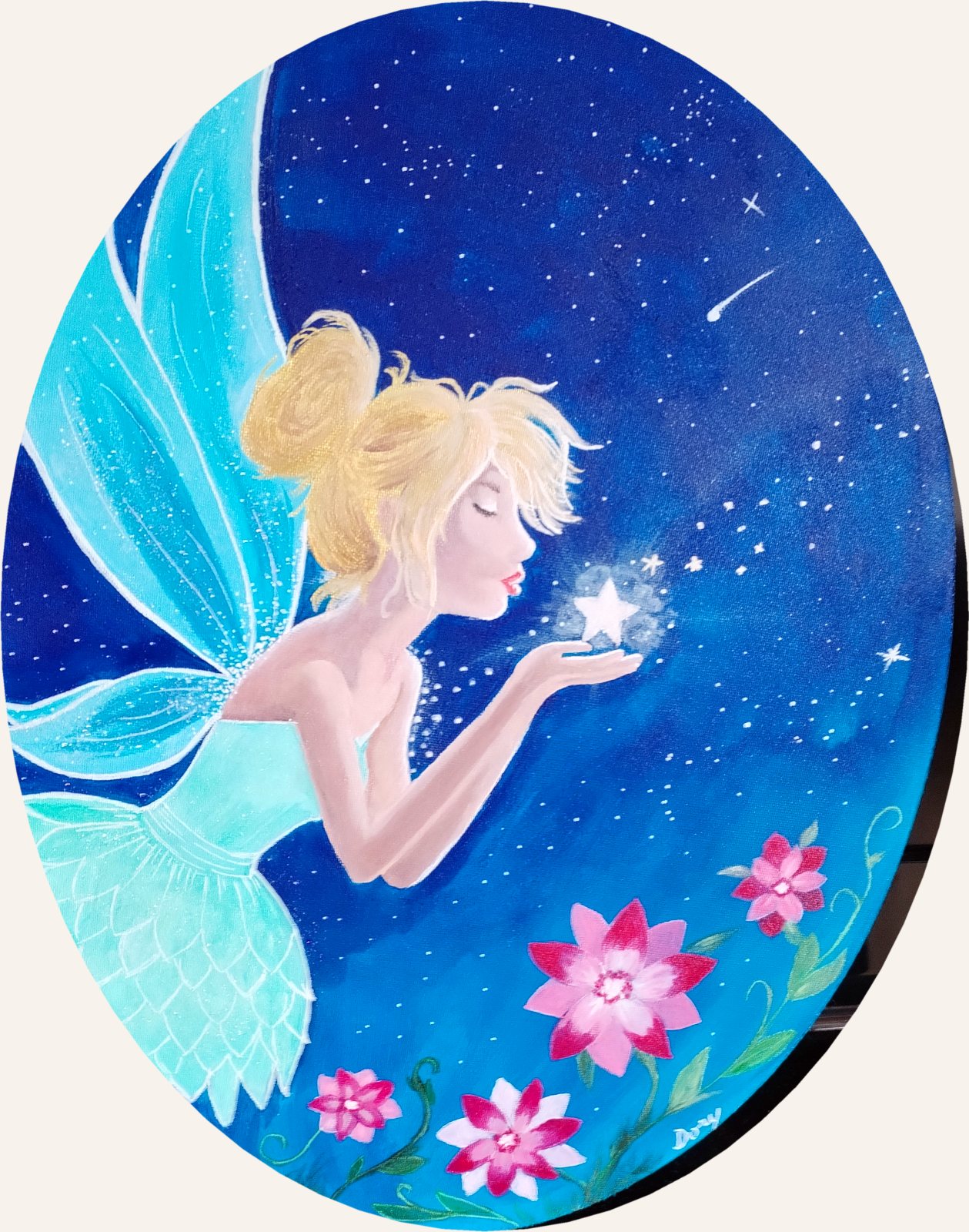 Tela ovale con una fatina dalle ali azzurre che soffia polvere di stelle tra fiori rosa – quadro di Artedory