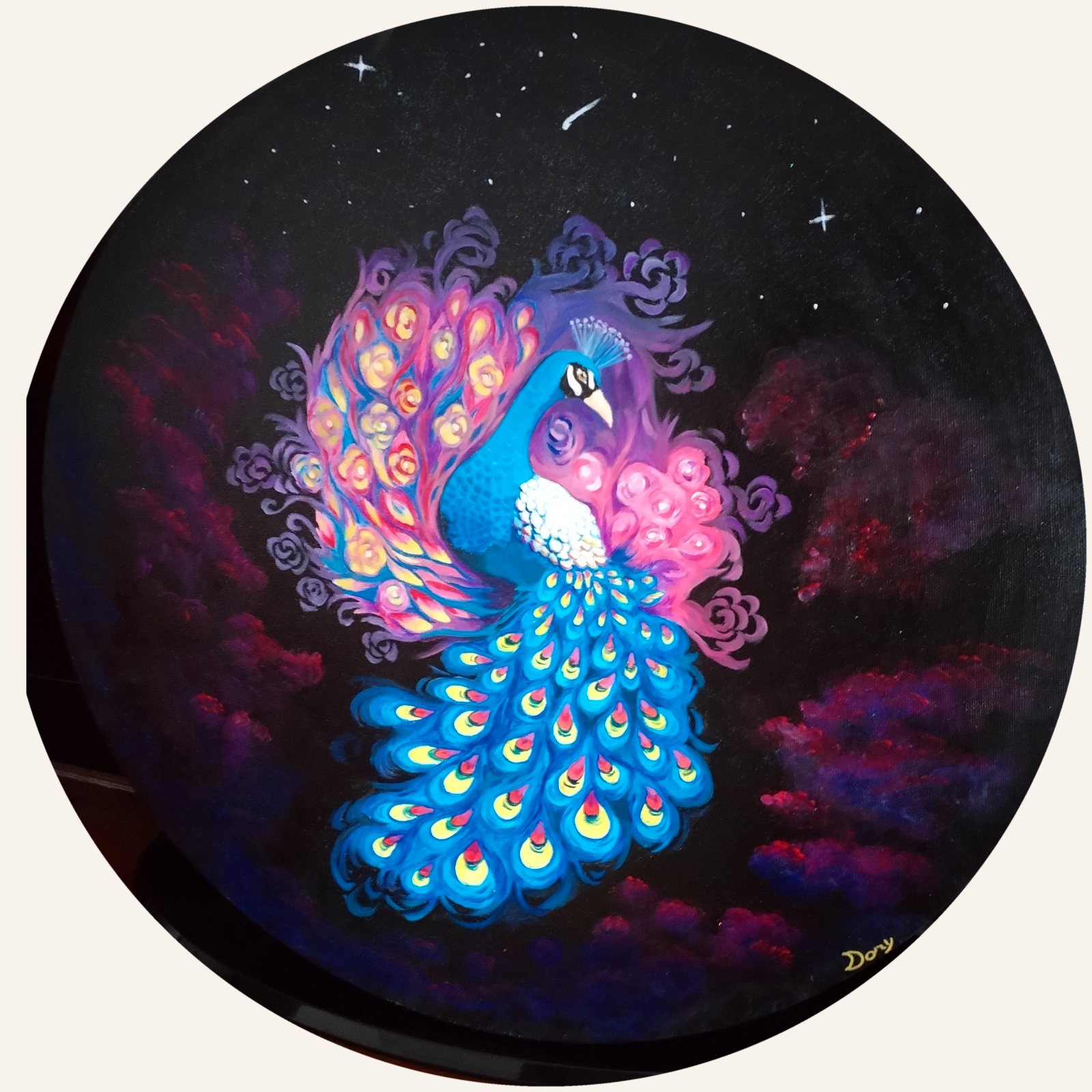 Toile ronde avec un paon aux plumes colorées et lumineuses sur fond noir – tableau d'Artedory